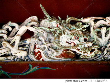 神社上有龍雕塑,景色優美 神社上有龍雕塑,景色優美 127183956