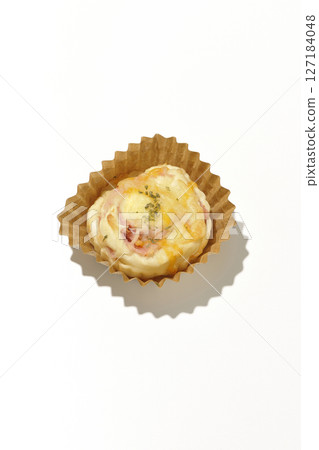 白色背景下拍攝的自製培根起司麵包 127184048