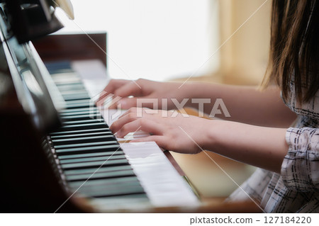 一位年輕的女士彈鋼琴 127184220