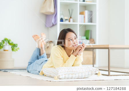 Young woman relaxing in the living room 127184288