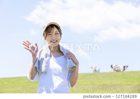 Dairy farmer woman 127184289