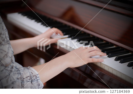一位年輕的女士彈鋼琴 127184369