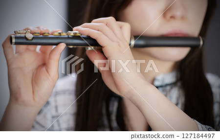 吹短笛的年輕女子 127184497