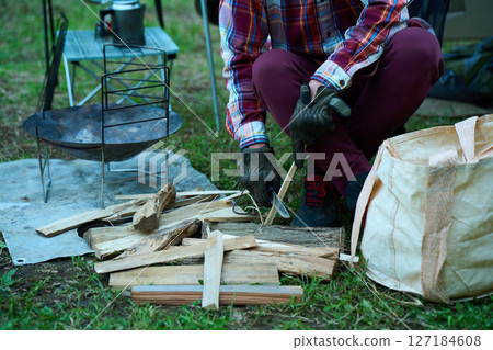 獨自露營者砍柴，獨自露營，老人 127184608
