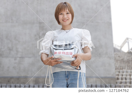 微笑的女人感到安全並為災難做好準備 127184762