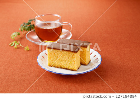 Castella and tea 127184884