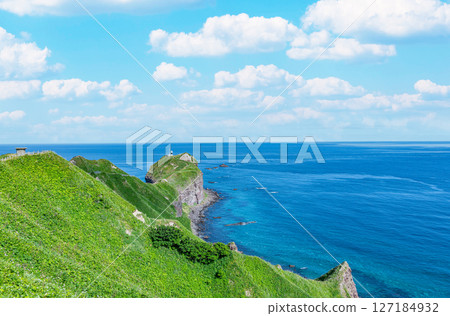 北海道積丹町:夏日的神威岬和神威岬燈塔,綠意盎然,景色宜人 北海道積丹町:夏日的神威岬和神威岬燈塔,綠意盎然,景色宜人 127184932
