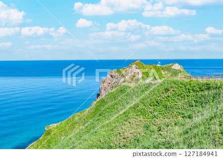 北海道積丹町:夏日的神威岬和神威岬燈塔,綠意盎然,景色宜人 北海道積丹町:夏日的神威岬和神威岬燈塔,綠意盎然,景色宜人 127184941