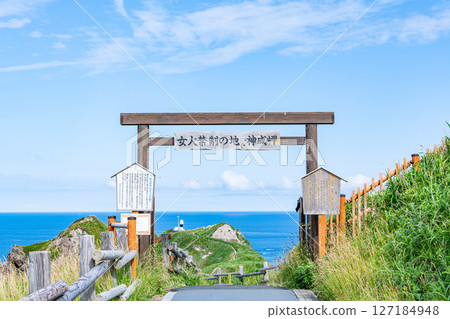 北海道積丹町 著名旅遊勝地神威岬入口處的夏季北海道門，女性不得入內 127184948