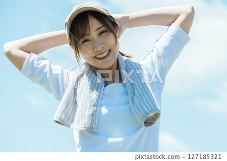 脖子上圍著毛巾微笑的女人 127185321