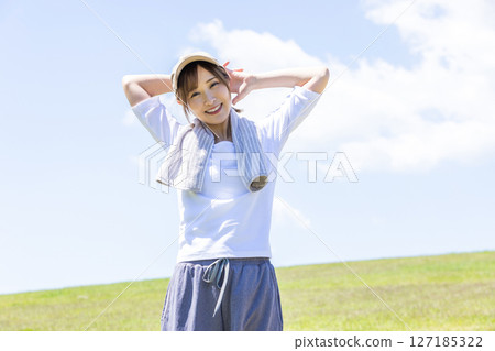 綠色山丘上微笑的女人 127185322