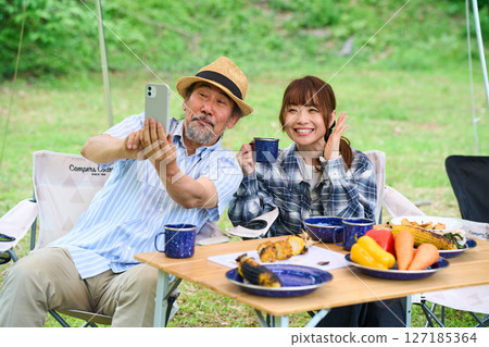 成熟夫婦在戶外露營烤肉烤肉家人同事朋友 127185364