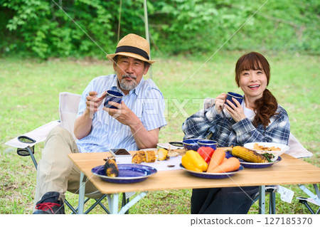 成熟夫婦在戶外露營烤肉烤肉家人同事朋友 127185370