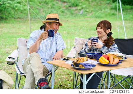 成熟夫婦在戶外露營烤肉烤肉家人同事朋友 127185371