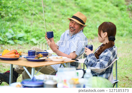 成熟夫婦在戶外露營烤肉烤肉家人同事朋友 127185373