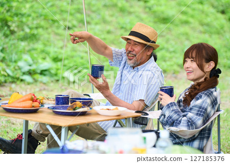 成熟夫婦在戶外露營烤肉烤肉家人同事朋友 127185376