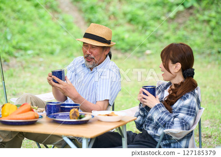 成熟夫婦在戶外露營烤肉烤肉家人同事朋友 127185379