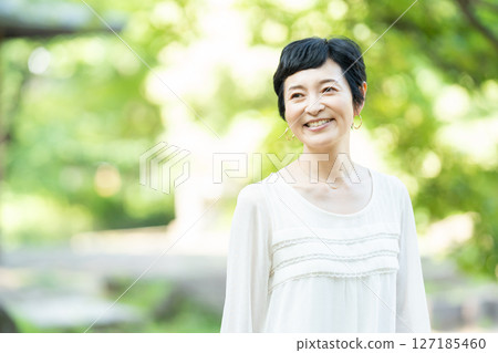 Senior women's portrait 127185460
