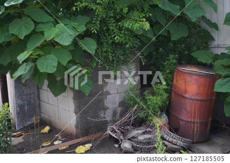 Rusted drum 127185505