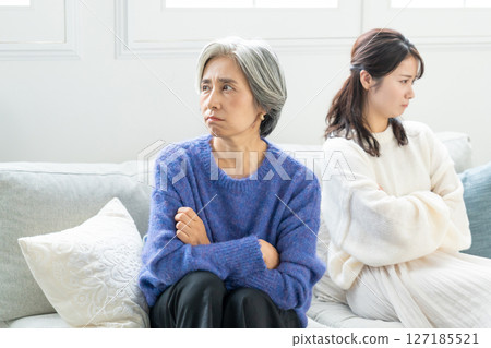 母親和女兒的打架 127185521