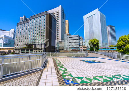 日本橫濱的城市景觀,包括橫濱地標塔、H Mets、櫻木町站新南口、橫濱市政廳和火車 日本橫濱的城市景觀,包括橫濱地標塔、H Mets、櫻木町站新南口、橫濱市政廳和火車 127185528