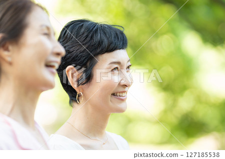 Senior women's portrait Senior women's portrait 127185538