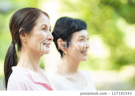 Senior women's portrait 127185543