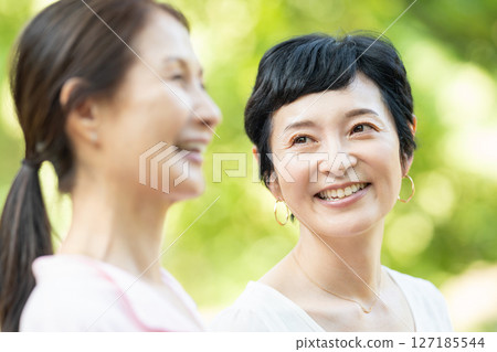 Senior women's portrait 127185544