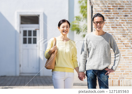 老年夫婦交往中年夫婦 127185563