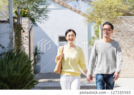 老年夫婦交往中年夫婦 127185565