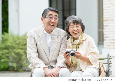 老夫婦旅行相機 127185606