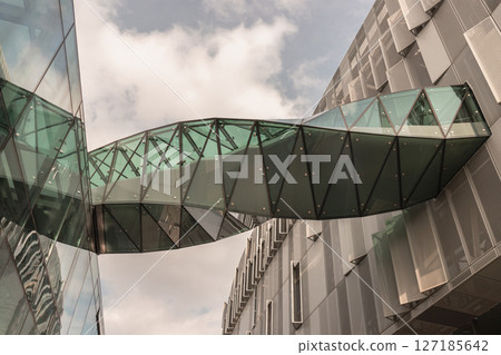 A link bridge enclosed connects Lilywhite House (Tottenham Hotspur's club offices) to the New Tottenham Hotspur Stadium. 127185642