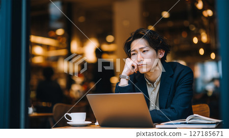 Japanese man thinking about remote work in a cafe 127185671