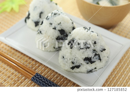 Wakame rice ball 127185852