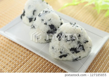 Wakame rice ball 127185855