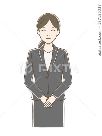 一位身著西裝、面帶微笑的女士面朝前方 127186338