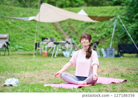 瑜珈冥想練習伸展戶外公園中年老年人 127186356