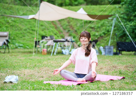 瑜珈冥想練習伸展戶外公園中年老年人 127186357