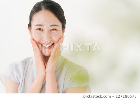 一名年輕女子正在做皮膚護理 127186573