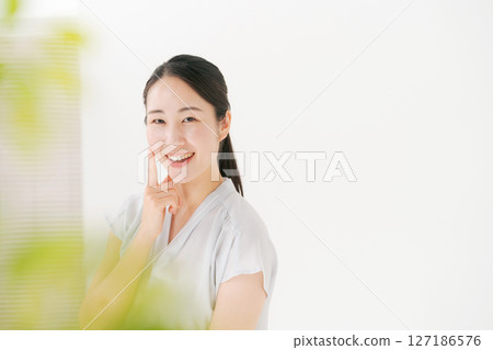 一名年輕女子正在做皮膚護理 127186576