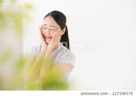 A young woman doing skin care 127186578