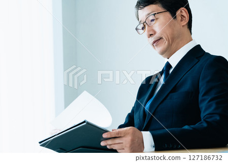 檢查材料的商人 127186732