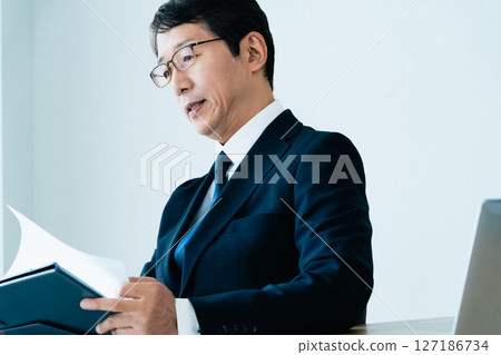 檢查材料的商人 127186734