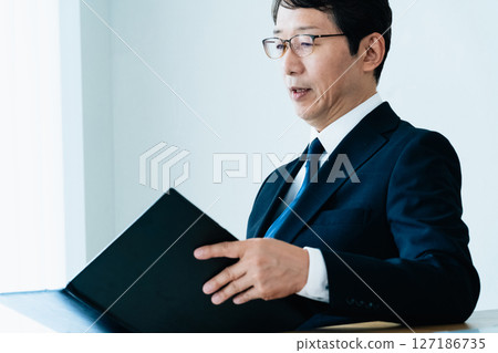 檢查材料的商人 檢查材料的商人 127186735