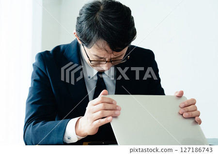 不擅長使用電腦的商人 127186743