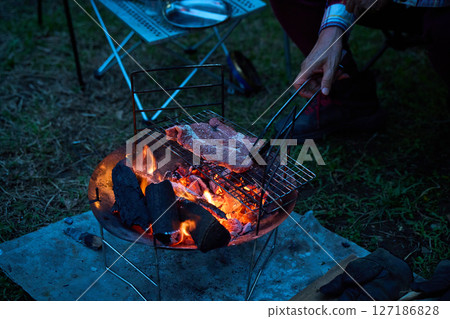 Solo camper eating steak Solo camp Senior Solo camper eating steak Solo camp Senior 127186828
