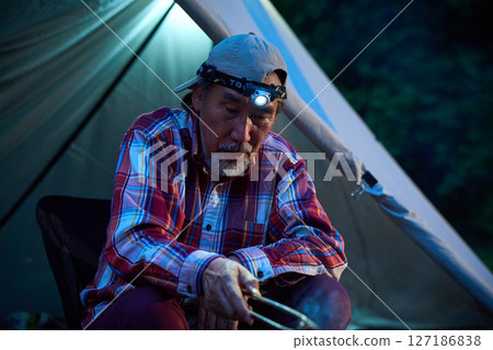 Solo camper eating steak Solo camp Senior Solo camper eating steak Solo camp Senior 127186838