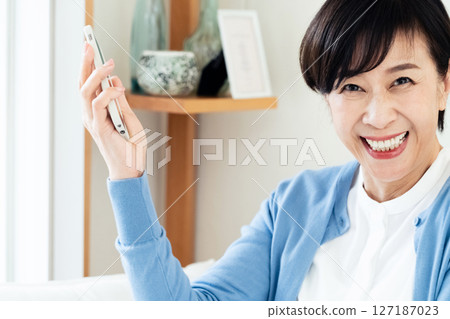 中間女性談智能手機 127187023