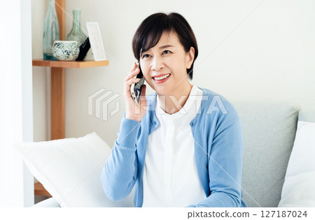 中間女性談智能手機 127187024