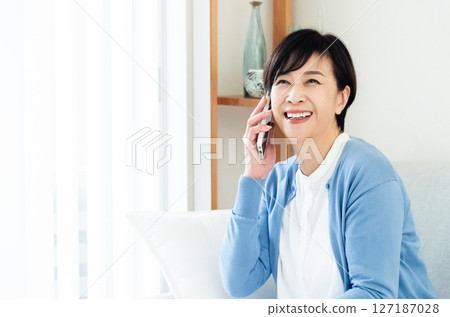 中間女性談智能手機 127187028